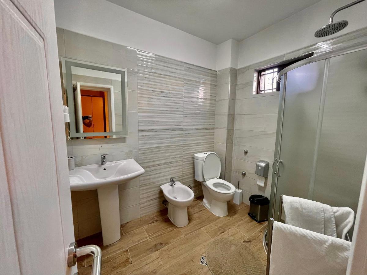 Vila Ada Hotel Tirana Esterno foto