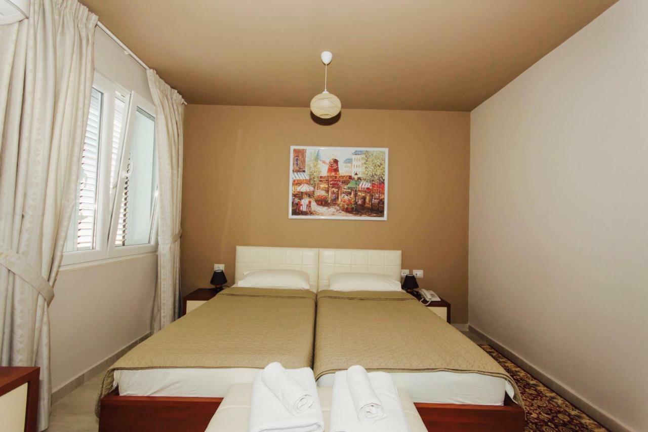 Vila Ada Hotel Tirana Esterno foto